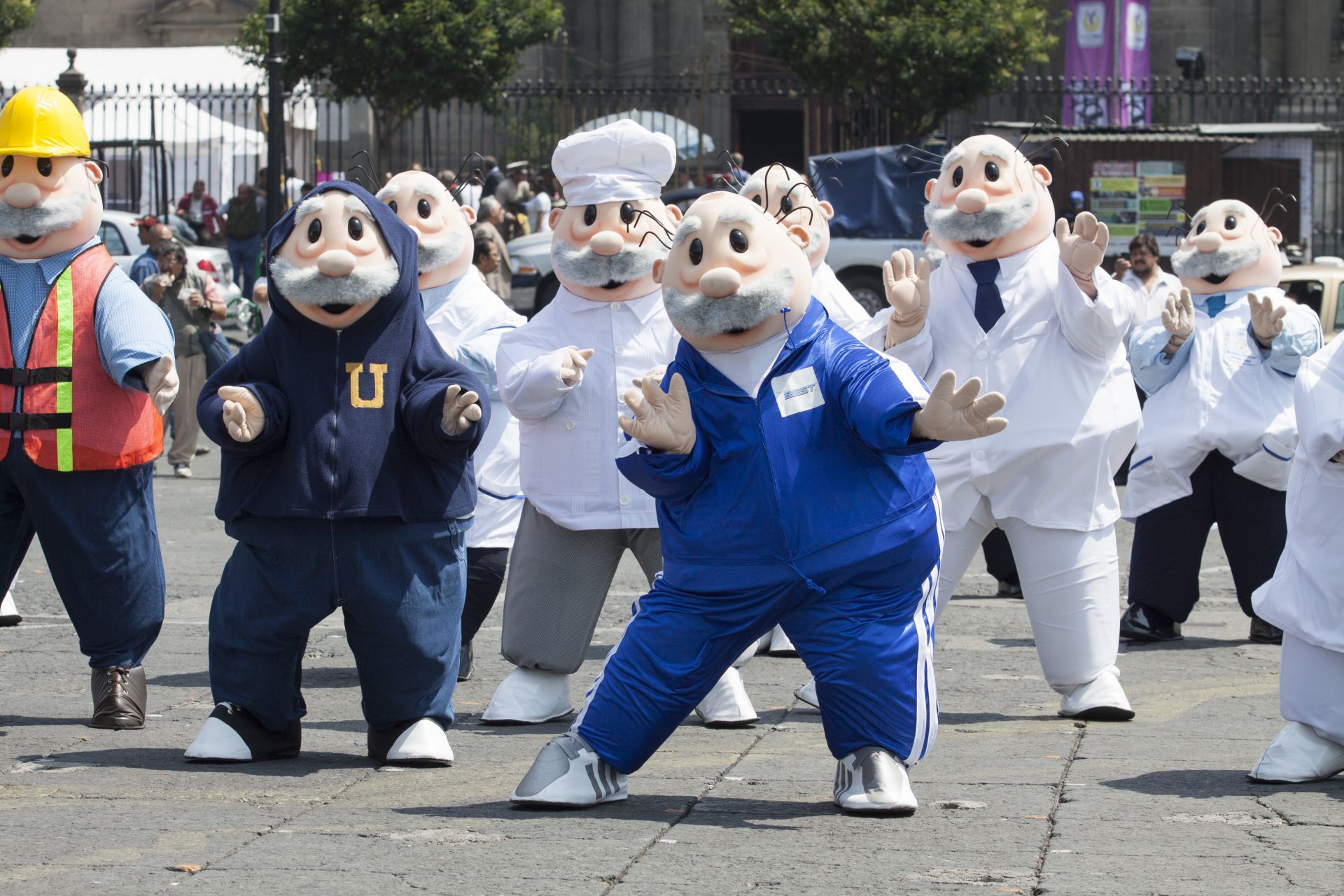 MÉXICO, D.F., 12JUNIO2013.- Una decena de botargas del Doctor Simi grabaron un comercial en la explanada del Zócalo capitalino.
FOTO: RODOLFO ANGULO /CUARTOSCURO.COM